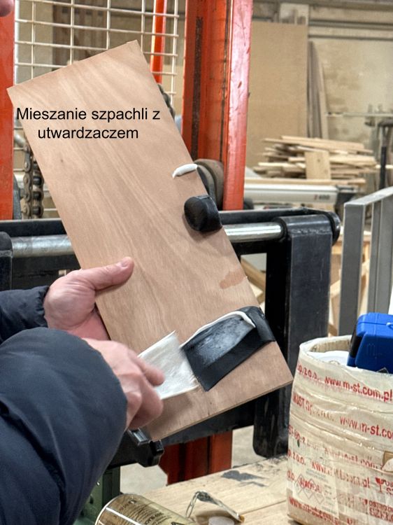 mieszanie szpachli z utwardzaczem