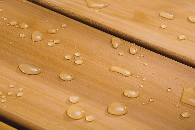 Woda na olejowanym drewnie.jpg